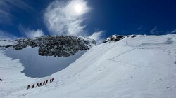 Bergretter aus Mayrhofen und Ginzling sondierten den Gipfelbereich. (Bild: ZOOM.TIROL)