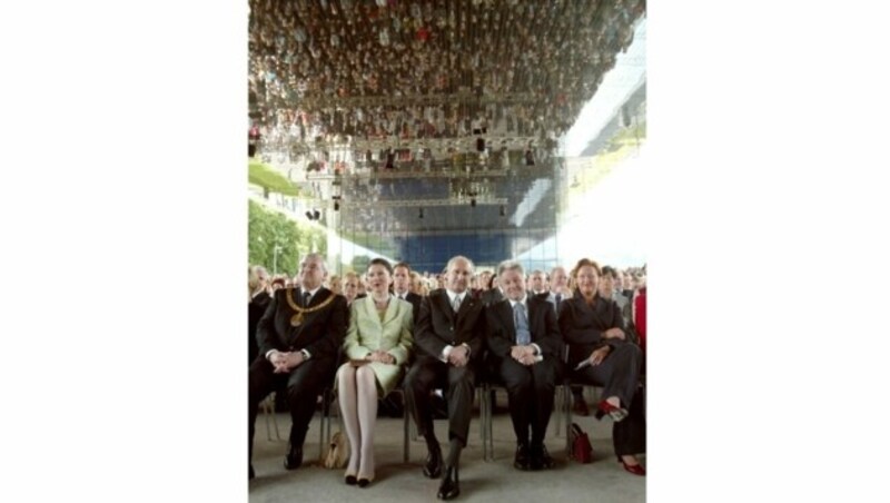 Linz 2003: Bürgermeister Franz Dobusch, Bundespräsident Thomas Klestil mit Gattin Margot, Landeshauptmann Josef Pühringer (Bild: Rubra)