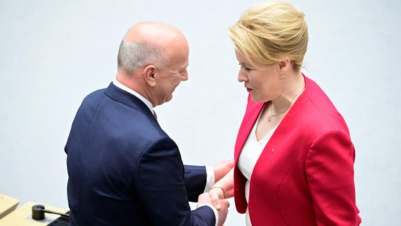 Kai Wegner (CDU) mit seiner Vorgängerin Franziska Giffey (SPD) (Bild: AFP)