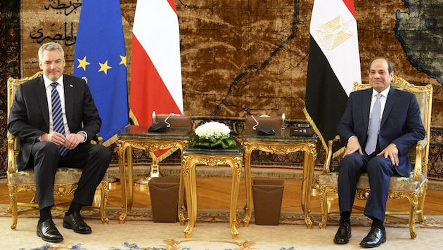 Von links: Kanzler Karl Nehammer und Ägpytens Präsident Abdel Fattah al-Sisi (Archivbild) (Bild: APA/ROBERT JÄGER)