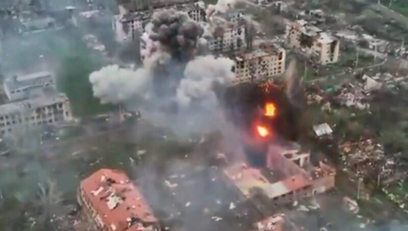 Die ukrainischen Armee konnte in der umkämpften Stadt Bachmut ein russisches Munitionslager zerstören. (Bild: kameraOne (Screenshot))