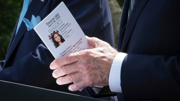 Biden soll detaillierte Infos auf Schummelzetteln bei einer Pressekonferenz dabei gehabt haben. (Bild: AFP/Getty Images/WIN MCNAMEE)