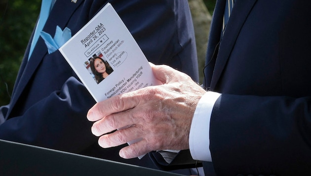Biden soll detaillierte Infos auf Schummelzetteln bei einer Pressekonferenz dabei gehabt haben. (Bild: AFP/Getty Images/WIN MCNAMEE)