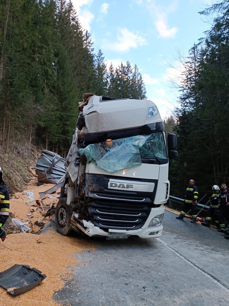 Der Lenker erlitt bei dem Unfall Verletzungen unbestimmten Grades. (Bild: Feuerwehr Frantschach - St. Gertraud)