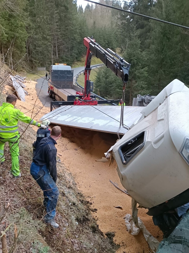 Die Aufräumarbeiten dauerten mehrere Stunden. (Bild: Feuerwehr Frantschach - St. Gertraud )