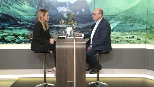 krone.tv-Moderatorin Raphaela Scharf im Gespräch mit dem Vizepräsidenten der Österreichischen Apothekerkammer, Dr. Gerhard Kobinger (Bild: krone.tv)