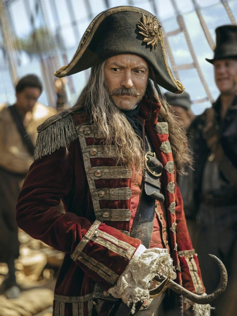 Kaum zu erkennen: Superstar Jude Law als Peter Pans böser Widersacher Captain Hook. (Bild: © 2023 Disney Enterprises, Inc. All Rights Reserved.)