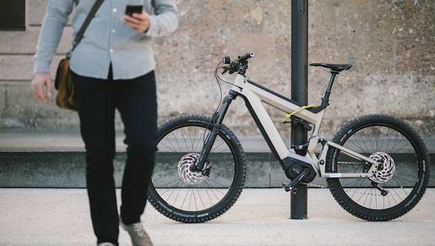 Ist das E-Bike mit einem GPS-Tracker ausgestattet, kann man es sorglos abgesperrt abstellen. (Bild: M.K.)