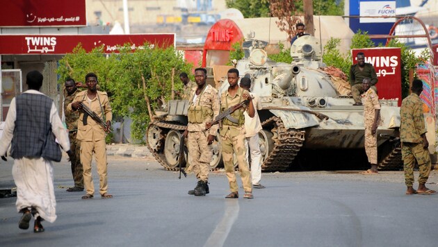 Soldaten der sudanesischen Armee besetzen eine Stellung in der Stadt Port Sudan am Roten Meer. (Bild: AFP)
