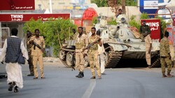 Soldaten der sudanesischen Armee besetzen eine Stellung in der Stadt Port Sudan am Roten Meer. (Bild: AFP)