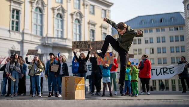 Mitten am Ballhausplatz versammelte sich eine Gruppe von Klimaaktivisten, um „ordentlich krach“ zu machen. (Bild: APA/GEORG HOCHMUTH)