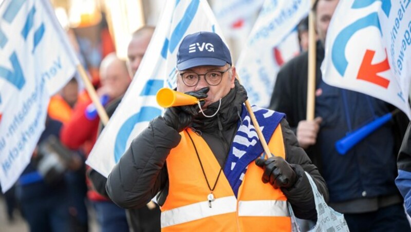 Die deutschen Gewerkschafter erhöhen den Druck. (Bild: APA/dpa/Sebastian Gollnow)