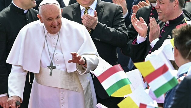 Herzlicher Empfang für Papst Franziskus am Flughafen von Budapest (Bild: APA/AFP/Attila KISBENEDEK)