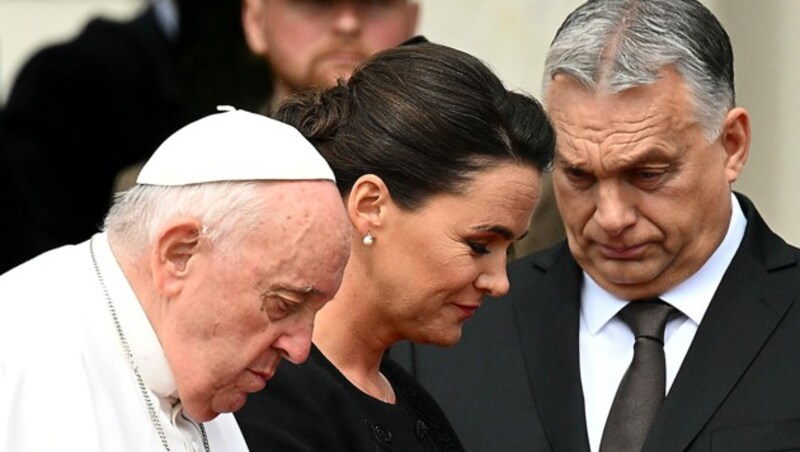 Papst Franziskus mit Ungarns Staatschefin Katalin Novák und Ministerpräsident Viktor Orbán (Bild: APA/AFP/Vincenzo PINTO)