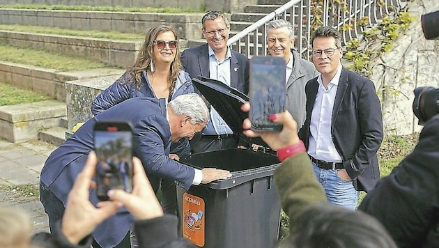 Gleich zwei Stadträte und zwei Bezirksvorsteher stellten das neue Mist- konzept auf der Insel vor. (Bild: Gerhard Bartel)