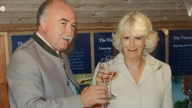 Mit Camilla stieß Opitz bei der Eröffnung des Weinguts in Cornwall an.