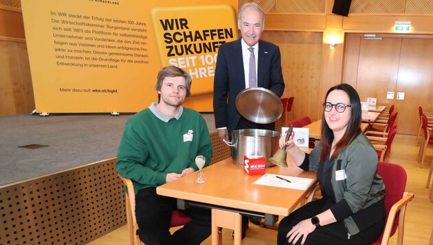 Und, passt der Deckel? Präsident Peter Nemeth mit den Unternehmern Daniela Reisner und Ralf Groschner. (Bild: Judt Reinhard)