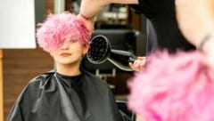 Am Sonntag (30. April) ist „Ehrentag der Frisuren“. Wir schauen uns dazu die Lage der heimischen Haar-Profis an. (Bild: stock.adobe.com - okskukuruza )