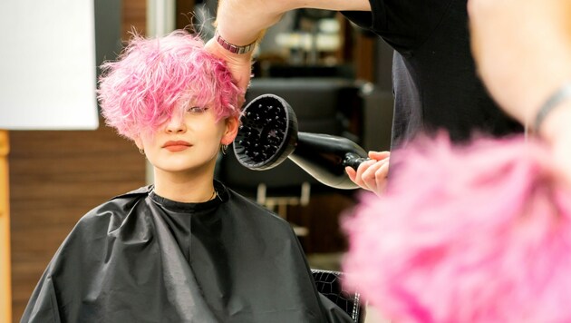 Am Sonntag (30. April) ist „Ehrentag der Frisuren“. Wir schauen uns dazu die Lage der heimischen Haar-Profis an. (Bild: stock.adobe.com - okskukuruza )