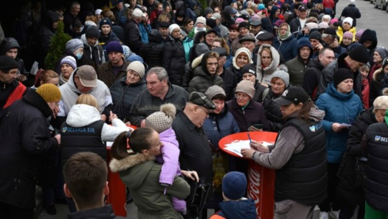 Menschen in Saporischschja drängeln sich um humanitäre Hilfen. (Bild: AP)