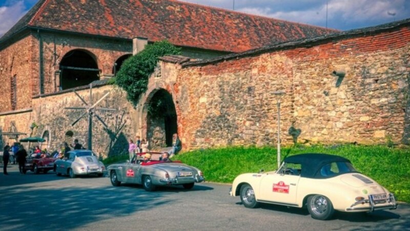 Edle Boliden vor historischen Gemäuern: Am Donnerstag waren die Auto beim Schloss Seggau. (Bild: Pail Sepp)