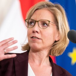 ABD0086_20230428 - WIEN - STERREICH: Umweltministerin Leonore Gewessler (Grne) am Freitag, 28. Apirl 2023, whrend eines Doorsteps zum Wasserstoff-Gipfel der Bundesregierung im Bundeskanzleramt in Wien. - FOTO: APA/GEORG HOCHMUTH (Bild: APA/GEORG HOCHMUTH)