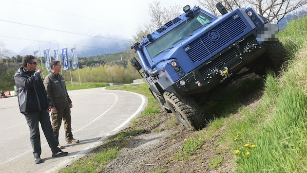 Christian Frenzel, Offroad-Fahrtechniktrainer des ÖAMTC, gab Anweisungen. (Bild: Birbaumer Christof, Krone KREATIV)