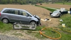 Vier Personen trugen bei diesem Unfall Verletzungen davon. (Bild: Feuerwehr Hatzendorf)