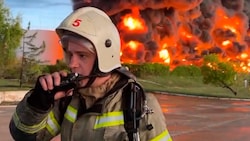 Ein Feuerwehrmann bei Arbeiten in Sewastopol (Bild: Sevastopol Governor Mikhail Razvozhaev telegram channel/AP)