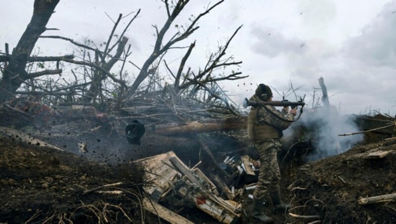 Ein ukrainischer Soldat feuert am Freitag in der Region Donezk (Ukraine) eine Panzerfaust auf russische Stellungen an der Frontlinie. (Bild: APA/AP Photo/Libkos)