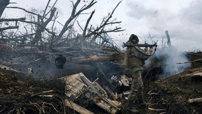 Ein ukrainischer Soldat feuert am Freitag in der Region Donezk (Ukraine) eine Panzerfaust auf russische Stellungen an der Frontlinie. (Bild: APA/AP Photo/Libkos)