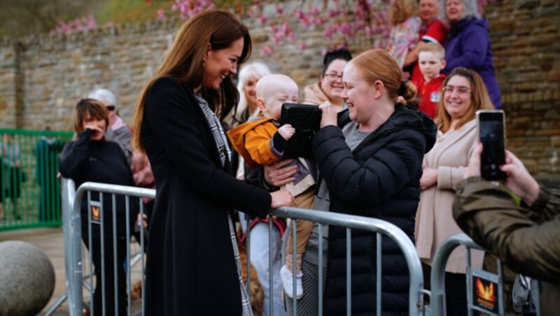 Kate überlässt ihre Tasche für einige Minuten dem kleine Daniel. (Bild: APA/Photo by Ben Birchall / POOL / AFP)