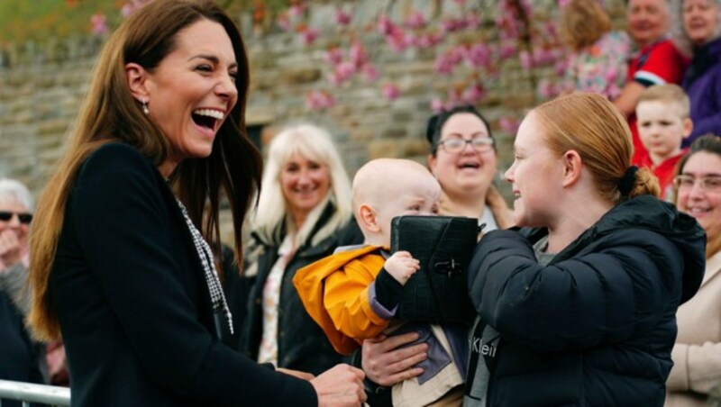 Kate muss über das vorwitzige Baby herzlich lachen. (Bild: APA/Ben Birchall/Pool via AP)