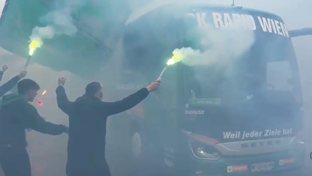 Die Mannschaft vom SK Rapid wurde am Samstagvormittag euphorisch Richtung Cup-Finale verabschiedet. (Bild: Screenshot Video krone.at)