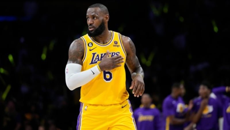 Los Angeles Lakers' LeBron James watches play during the first half in Game 6 of the team's first-round NBA basketball playoff series against the Memphis Grizzlies on Friday, April 28, 2023, in Los Angeles. (AP Photo/Jae C. Hong) (Bild: AP Photo/Jae C. Hong)