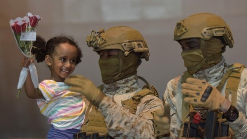 Ein Soldat der staatlichen Armee hält ein Mädchen. (Bild: AFP or licensors)