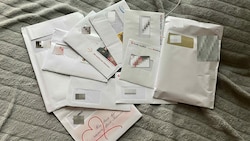 „Ausbeute“ eines einzigen Tages: Auch wichtige Bankbriefe von Fremden landeten in Zeiselmauer im falschen Postkastl. (Bild: zVg, Krone KREATIV)