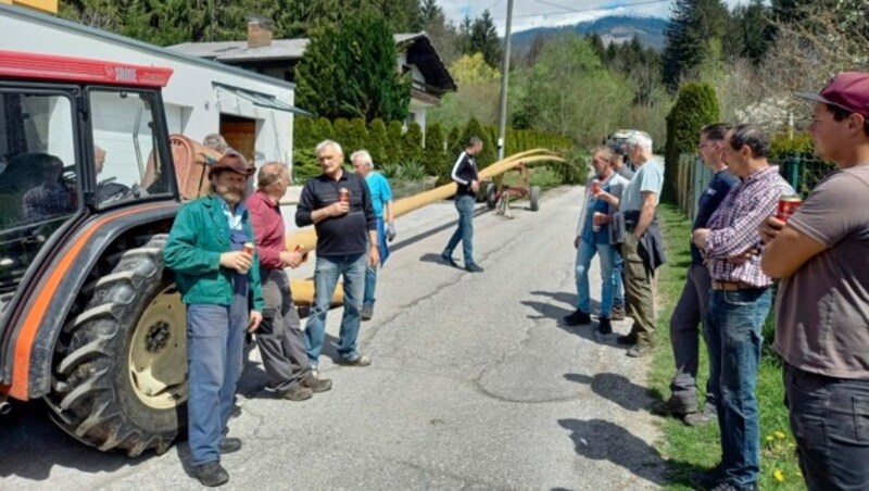 Die bis zu 30 Meter langen Bäume zu transportieren ist nicht einfach. (Bild: Brigitte Moro)