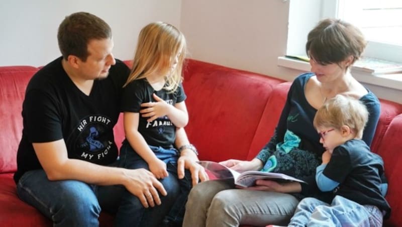 Mira (4) und Lars (fast 3) unterstützen ihre Mama im Kampf gegen ihre Krebserkrankung. (Bild: Sepp Pail)