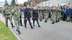 Verteidigungsministerin Klaudia Tanner und Landesrat Leonhard Schneemann schritten die Reihen ab. (Bild: LMS/ Christian Schulter)