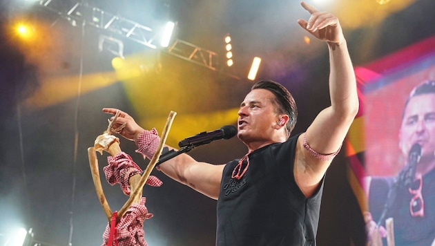 On Friday evening, the anniversary show with guests will take place in the Kitzbühel tennis stadium - designed and hosted by Andreas Gabalier. He himself rocks the stage on Saturday. (Bild: Sepp Pail)