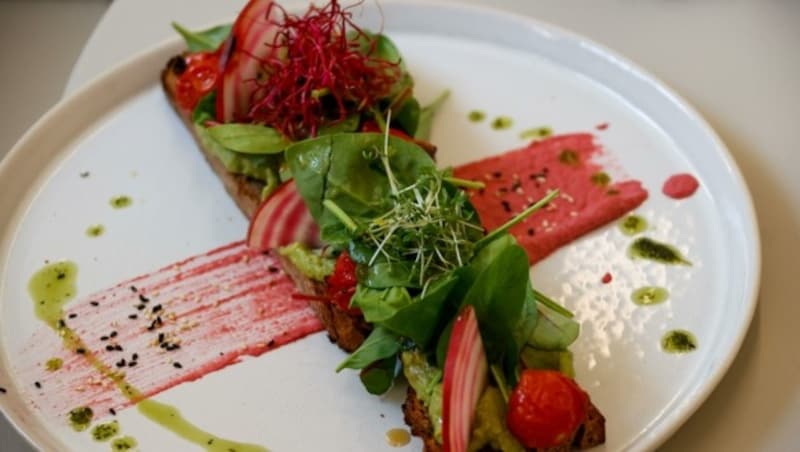 Hauptsache gesund: Lukas Crepaz entschied sich für ein Avocadobrot mit frischen Sprossen. (Bild: Tschepp Markus)