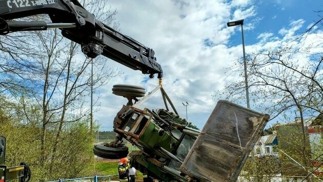 Mittels Kranwagen musste der Traktor aus dem Bach geborgen werden (Bild: Stadtfeuerwehr Weiz)