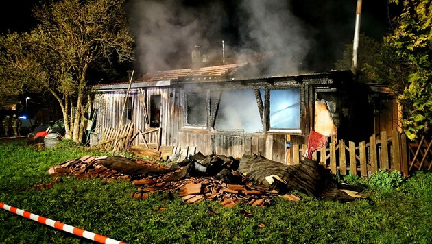 Ein Übergreifen der Flammen auf das Wohnhaus konnte verhindert werden. (Bild: zoom.tirol)