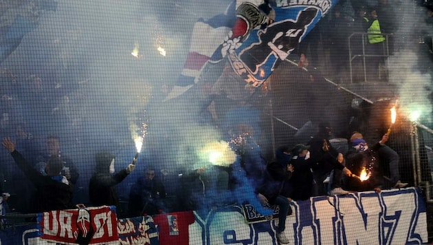 Manche BW-Fans sorgten mit Böllerwürfen für eine Unterbrechung gegen den GAK. (Bild: GEPA pictures/ Hans Oberlaender)