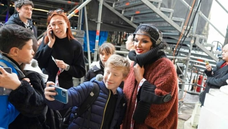 Viva la Diva! Anna Netrebko ist nicht nur ein Voll-Profi, sondern bewies, dass sie - trotz Rummels um ihre Person auch im Backstagebereich - immer Zeit für Fans und Selfies hat. (Bild: Andreas Tischler)