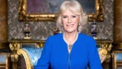 Queen Camilla lächelt von einem genau eine Woche vor ihrer Krönung veröffentlichten Porträt-Foto. (Bild: APA/Hugo Burnand/Buckingham Palace via AP)