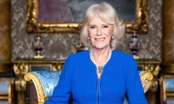 Queen Camilla lächelt von einem genau eine Woche vor ihrer Krönung veröffentlichten Porträt-Foto. (Bild: APA/Hugo Burnand/Buckingham Palace via AP)