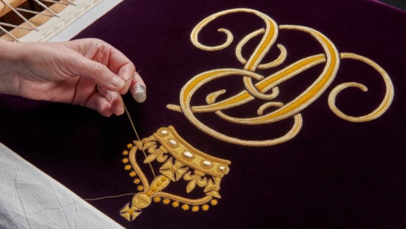 Camillas Monogramm wurde auf ihre Krönungsrobe gestickt. (Bild: APA/Royal School of Needlework/Buckingham Palace via AP)