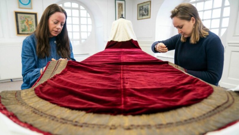 Letzte Änderungen an König Charles‘ Staatsrobe. (Bild: APA/Kirsty O‘Connor/PA via AP)